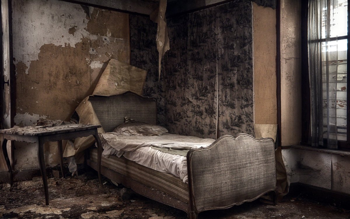 Девушка в заброшенном здании