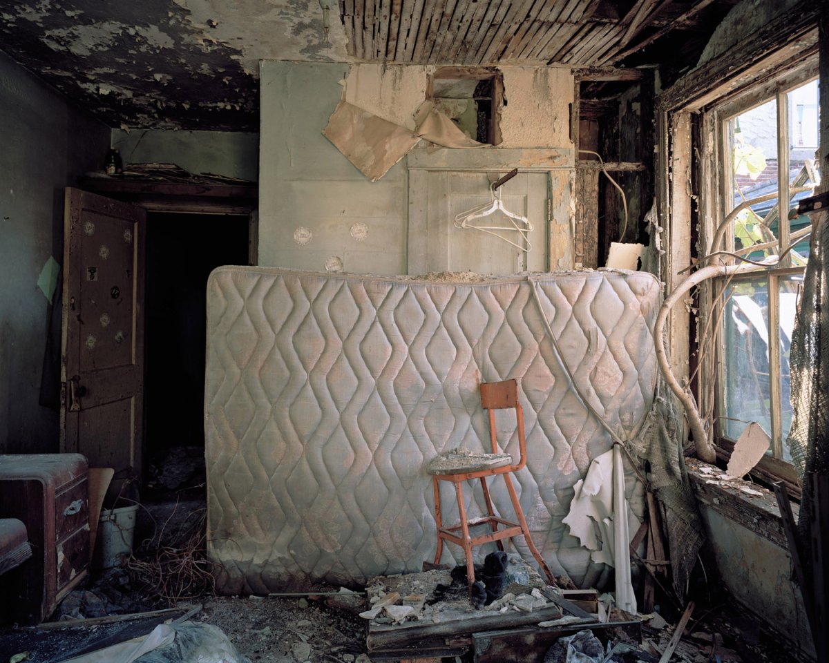 Спальня в заброшенном доме