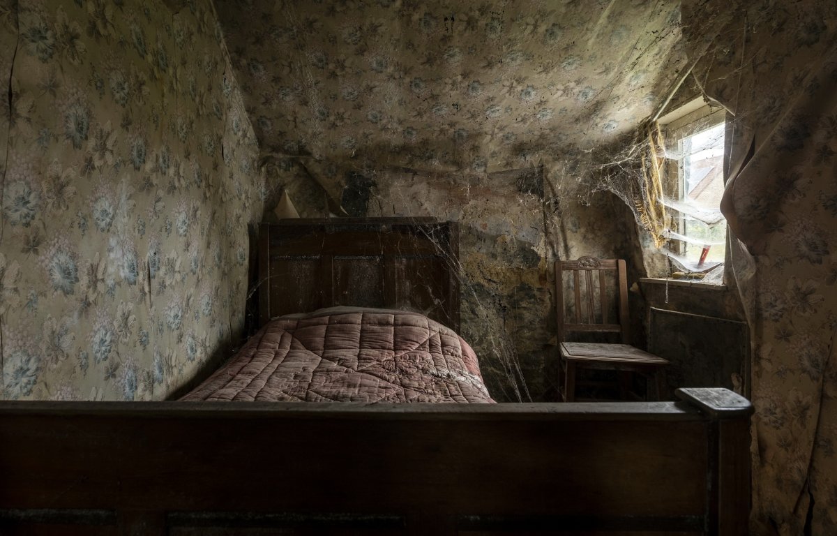 Заброшенный кукольный домик в викторианском стиле