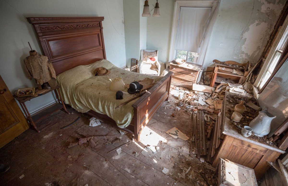 Кровать в заброшенном доме