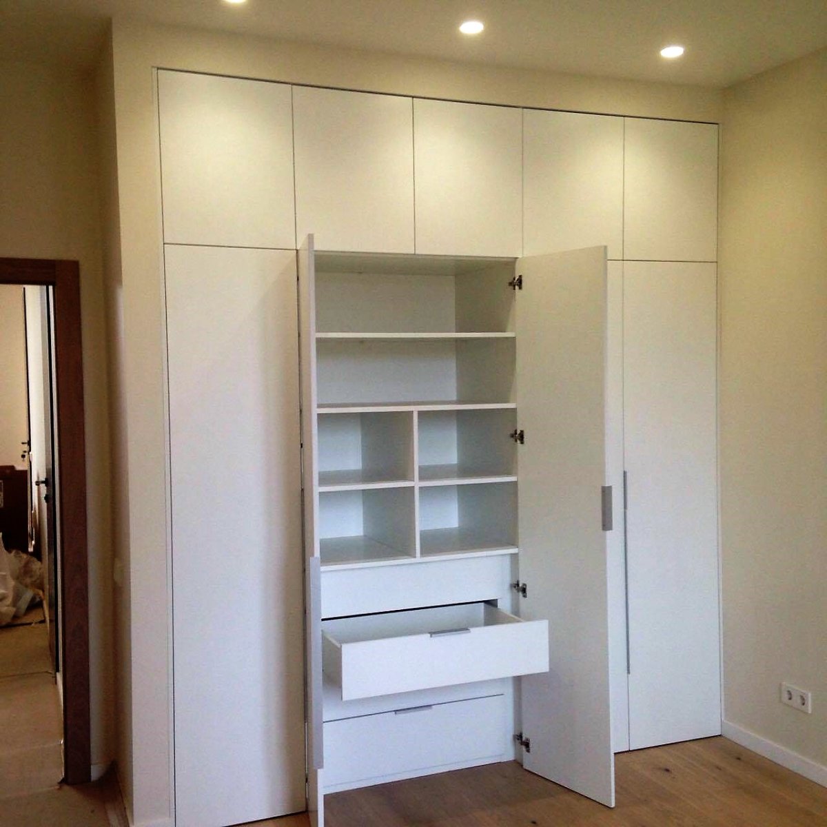 Встроенный шкаф в нишу с распашными дверями