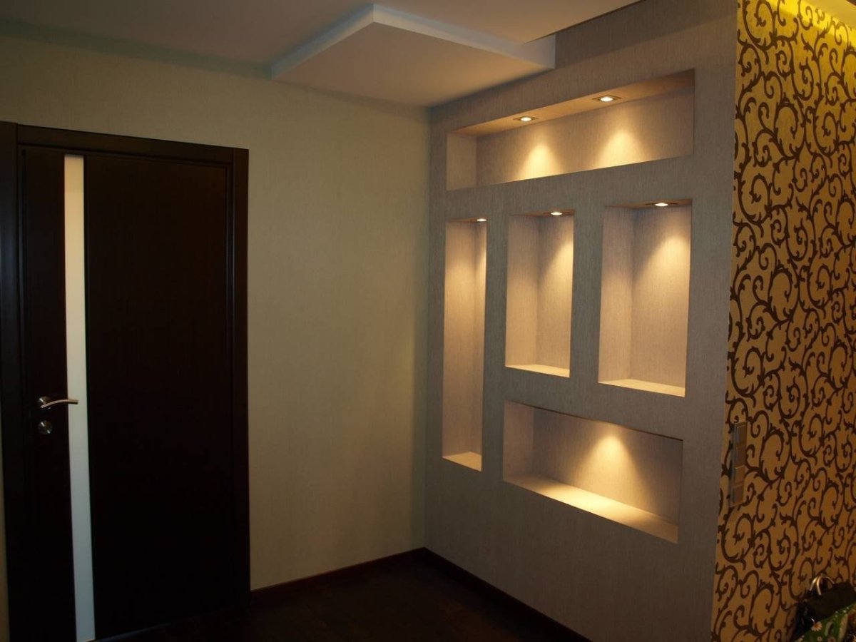 Маленькая прихожая с нишей