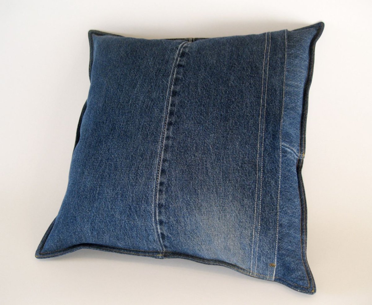 Подушка из джинсов
