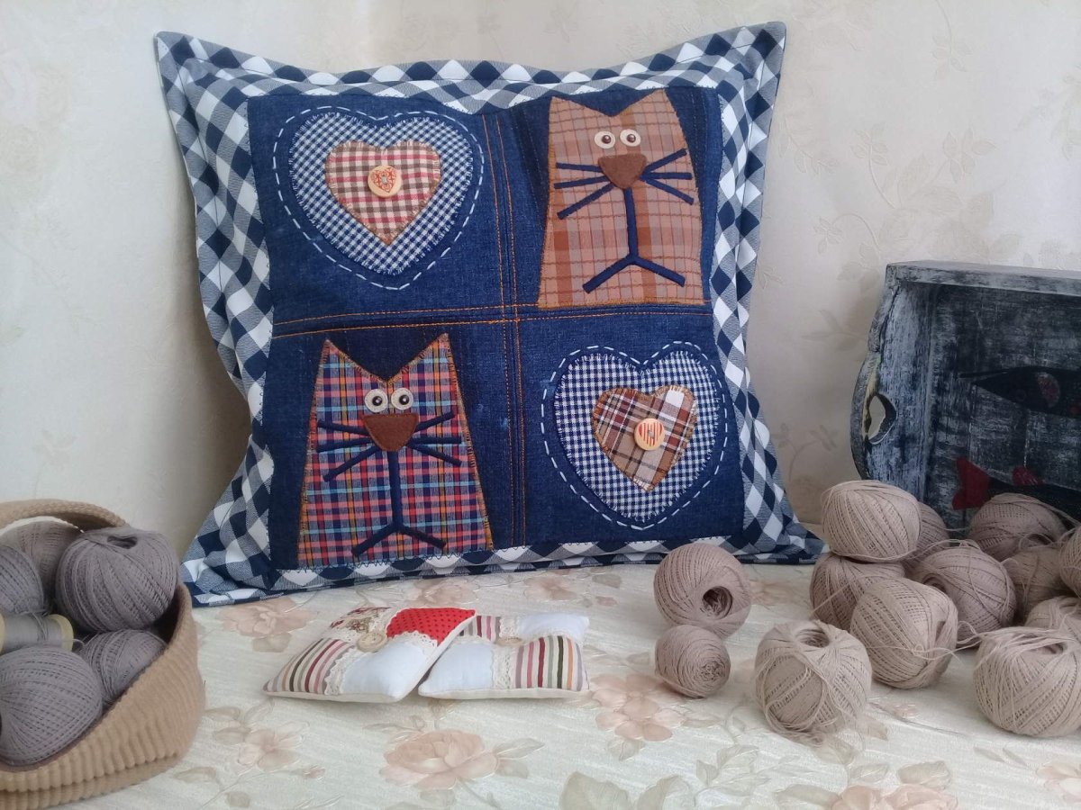 Лоскутные подушки из джинсы