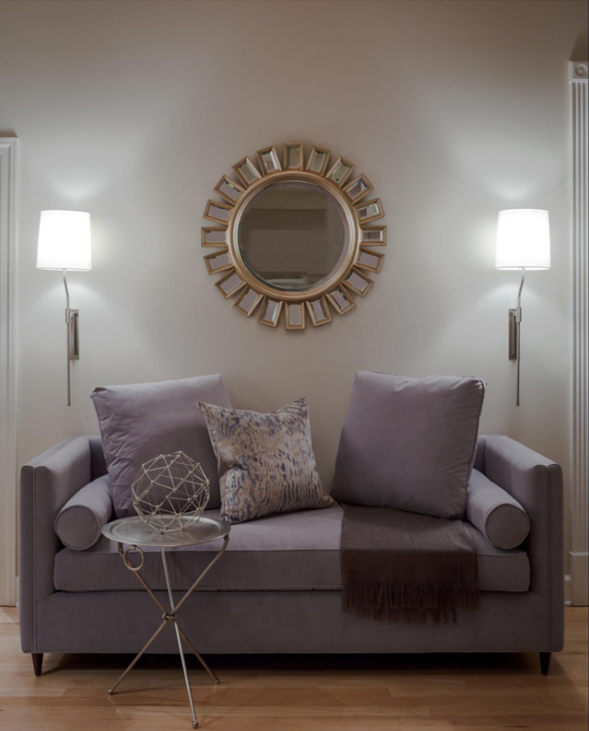 Интерьер гостиной с яркими акцентами