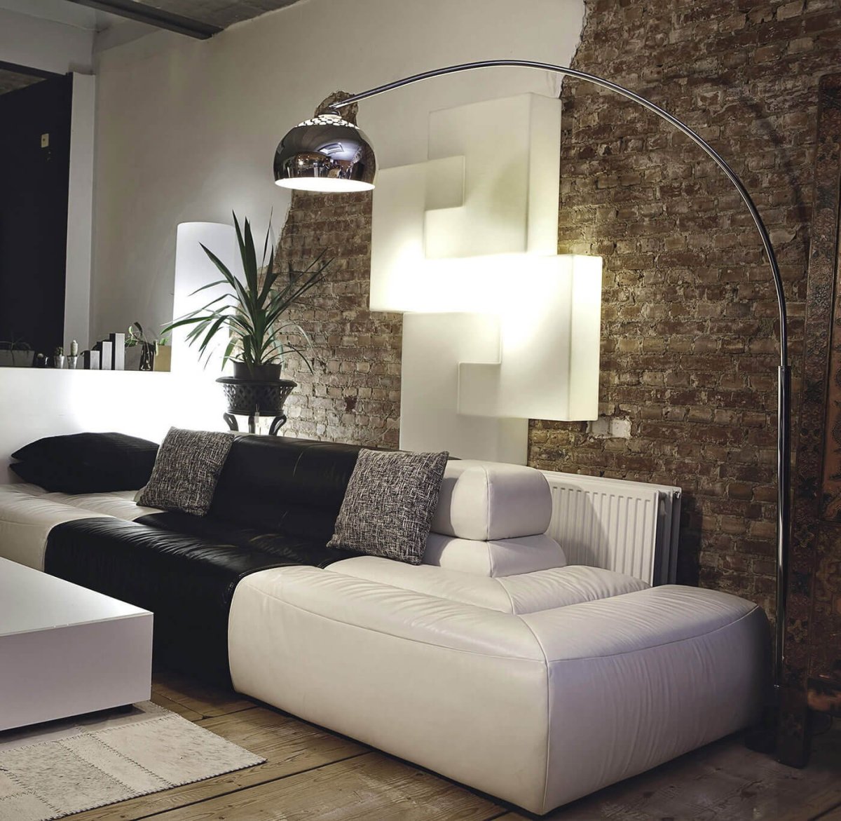 Декор над диваном со светильниками