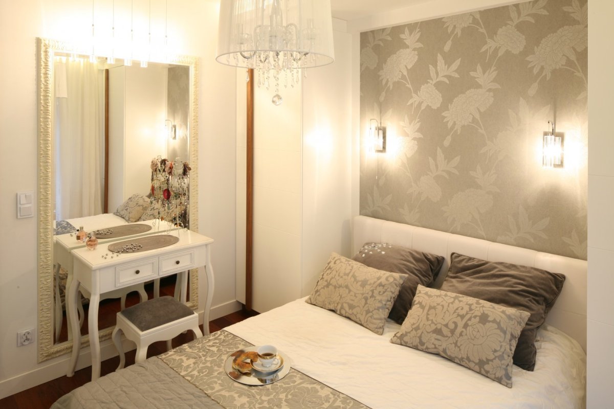 Обои в нишу над кроватью