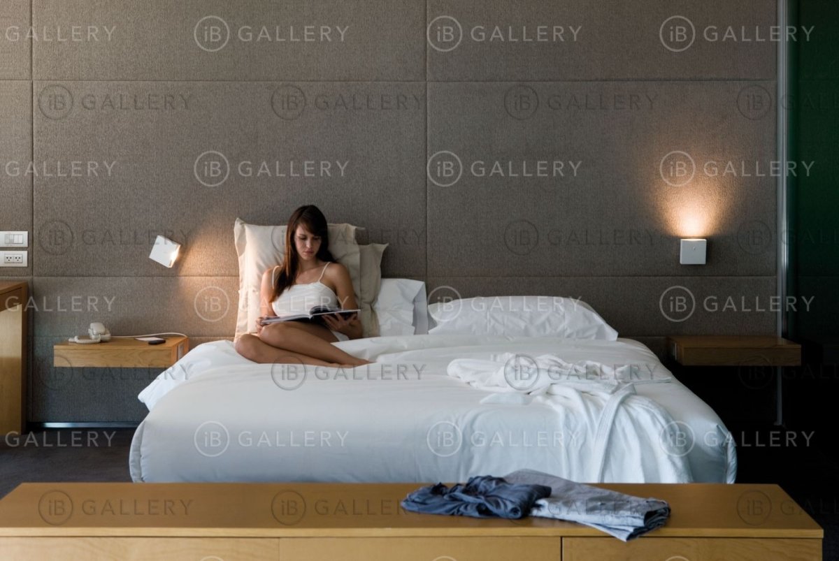 Светильники над кроватью в спальне