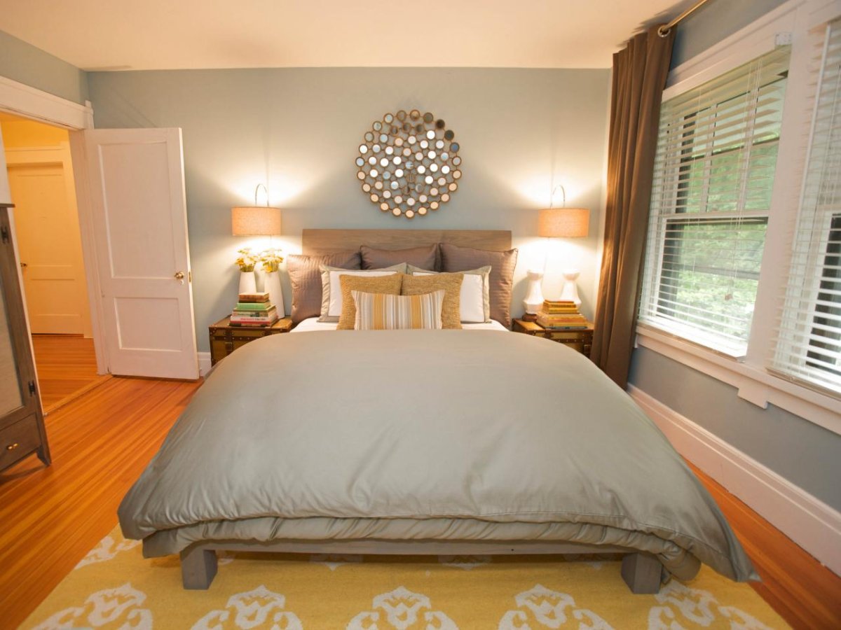 Над кроватью в спальне