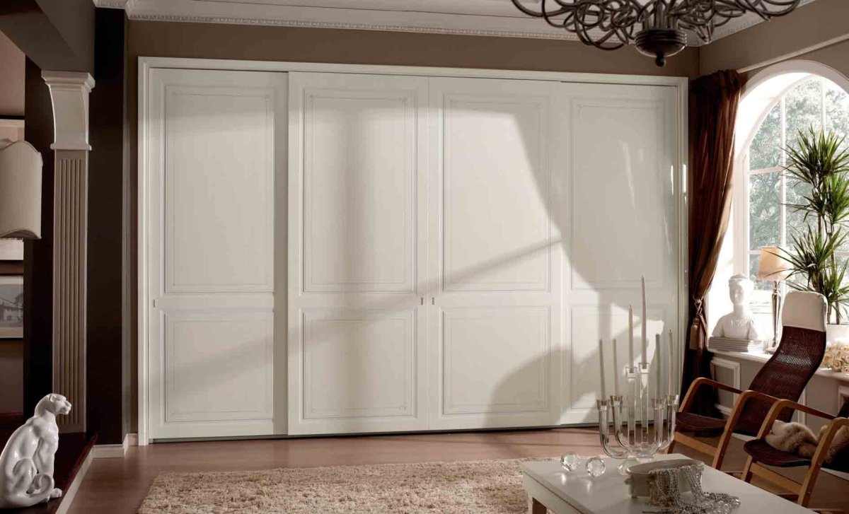 Интерьер кабинета в светлых тонах в загородном доме