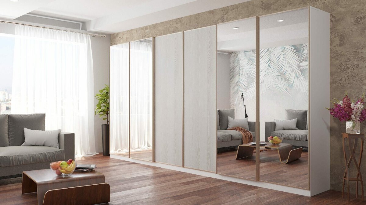 Шкаф в спальню с молдингами