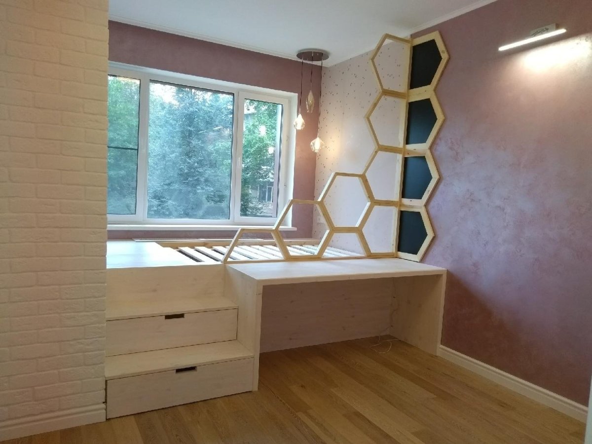 Кровать подиум со столом