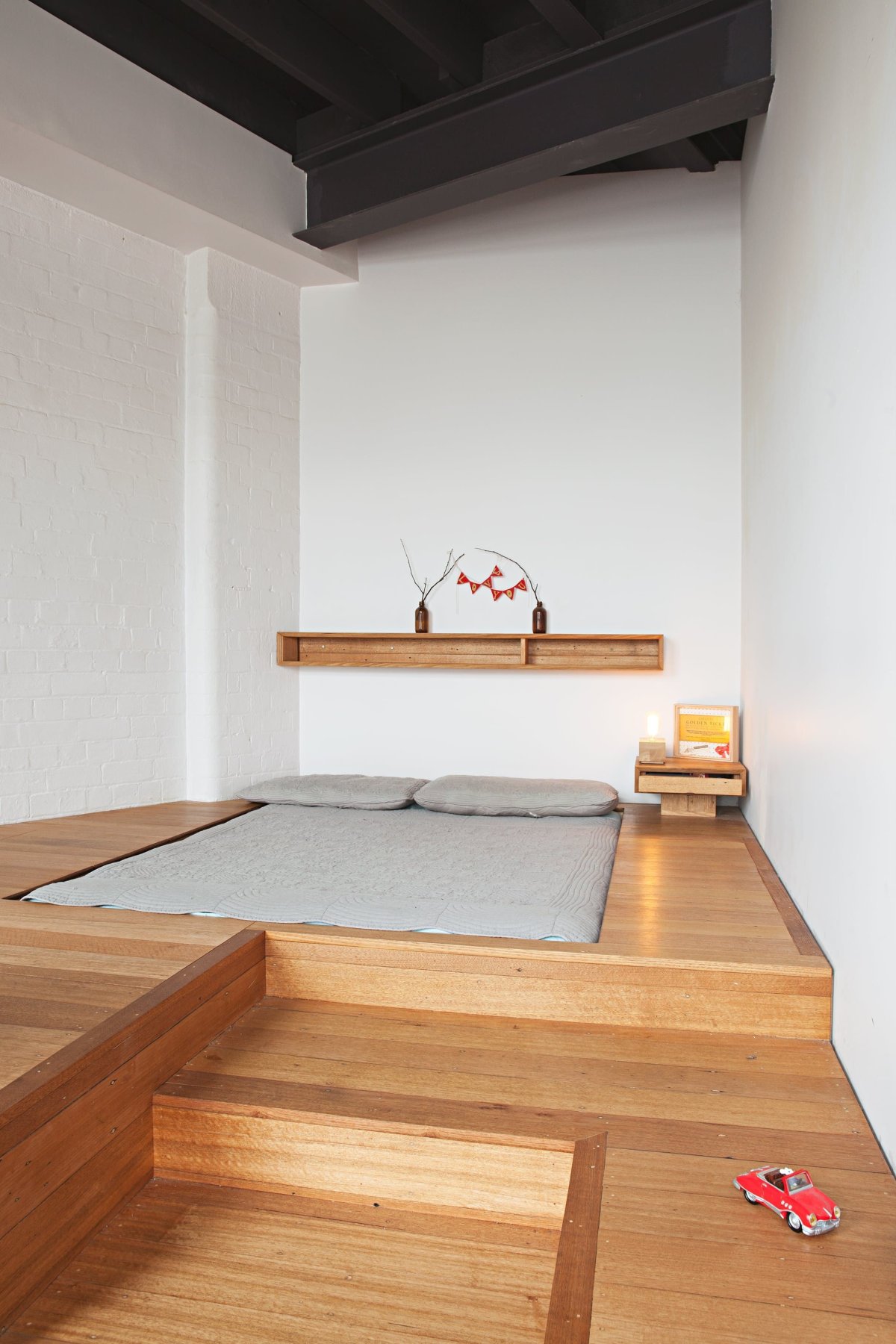 Подиум с выдвижной кроватью