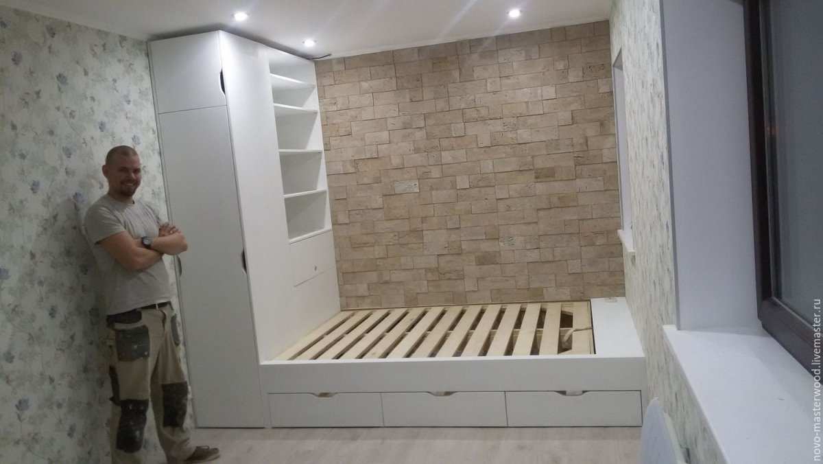 Кровать на подиуме в интерьере