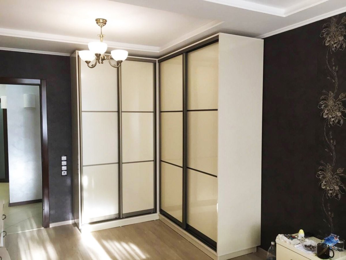 Встроенные шкафы купе бежевые