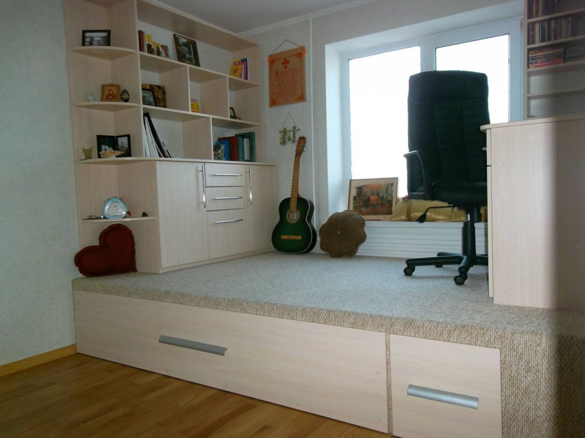 Подиум кровать в спальне