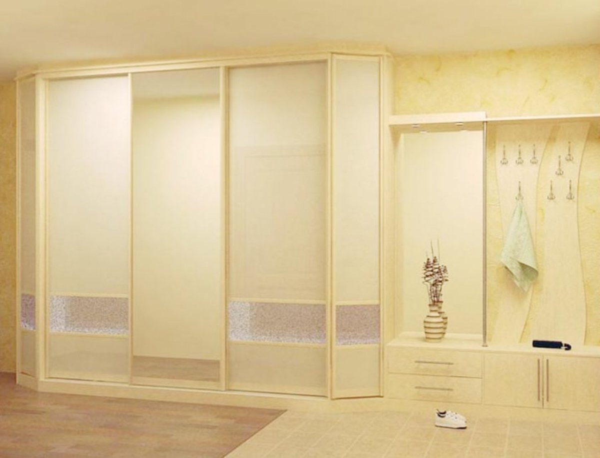 Спальня с коричневым шкафом