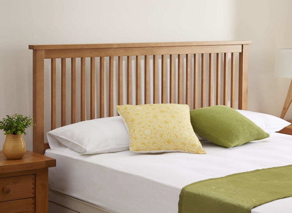 Кровать с деревянным изголовьем