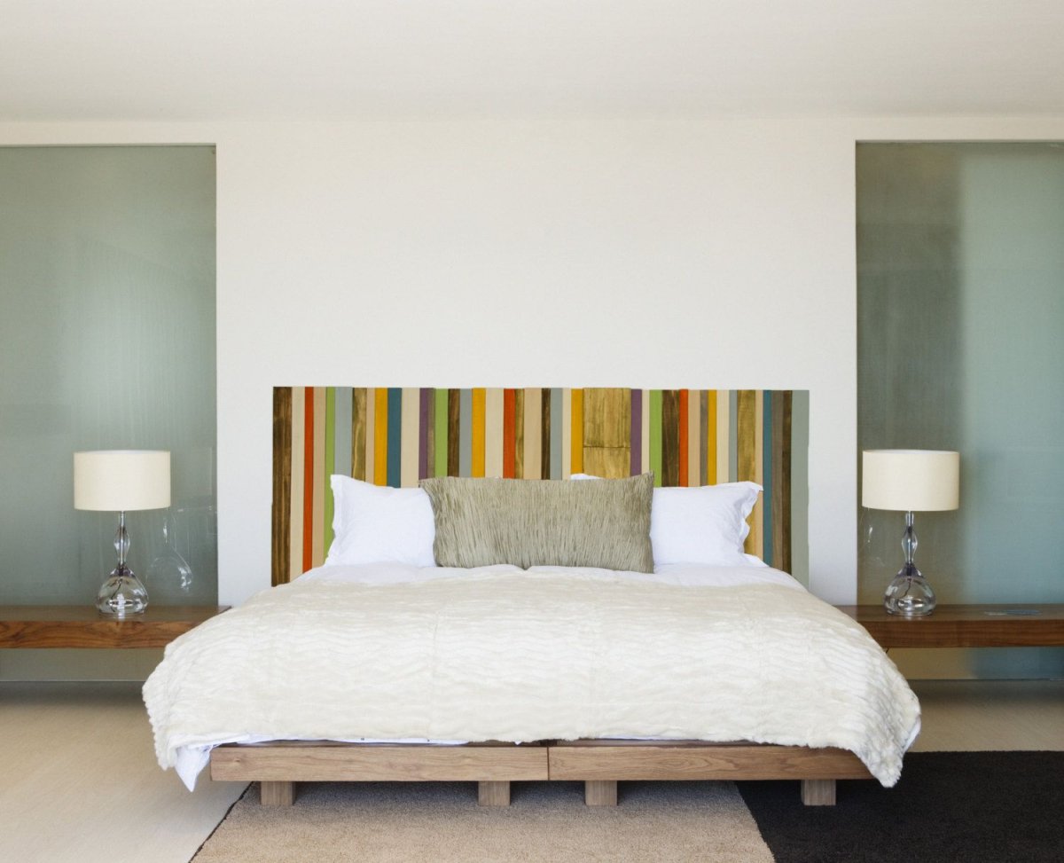 Кровать с деревянным изголовьем во всю стену