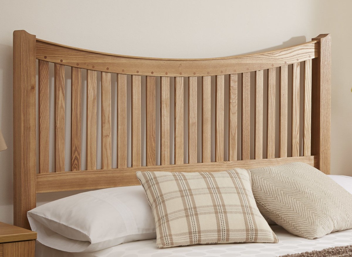 Кровать с деревянным изголовьем