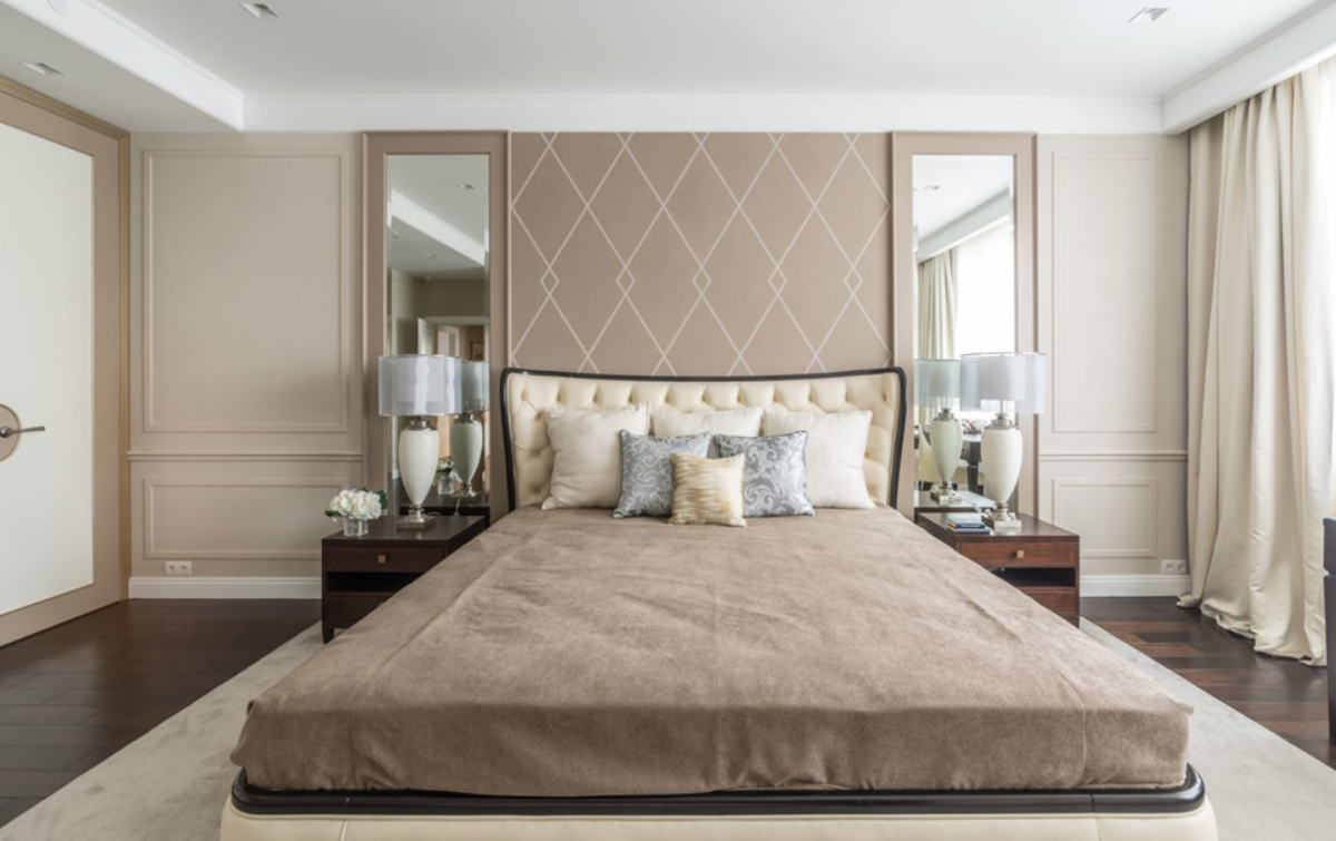 Зеркала в спальне по бокам от кровати