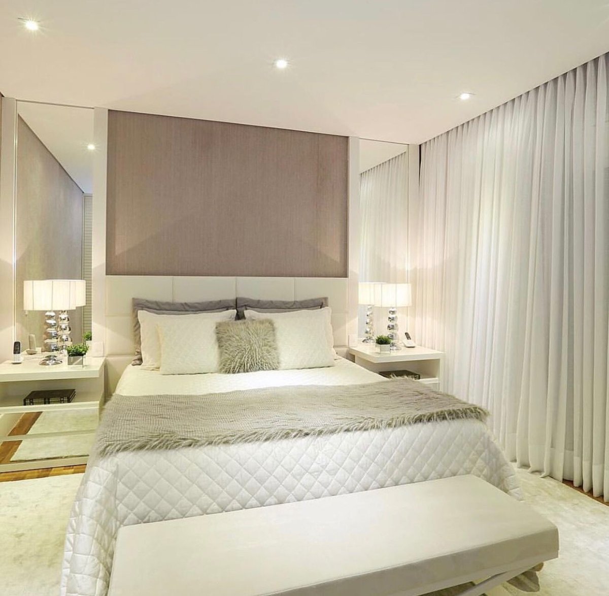 Зеркало над тумбой в спальне