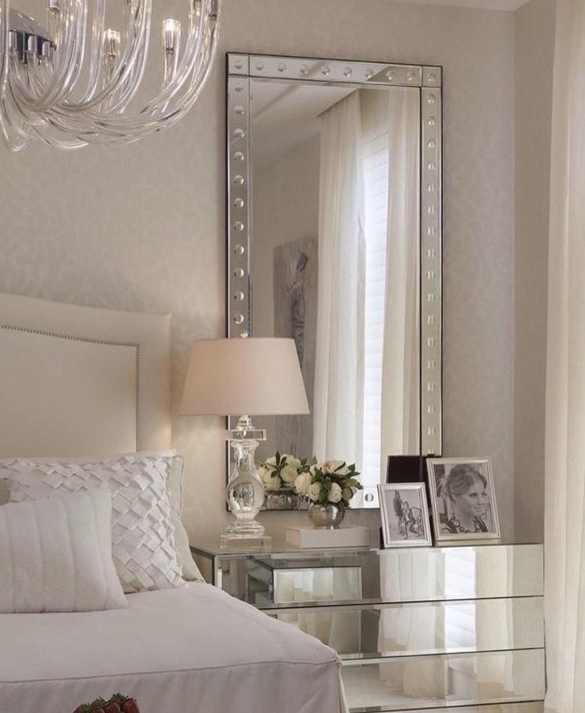 Красивые зеркала в спальню