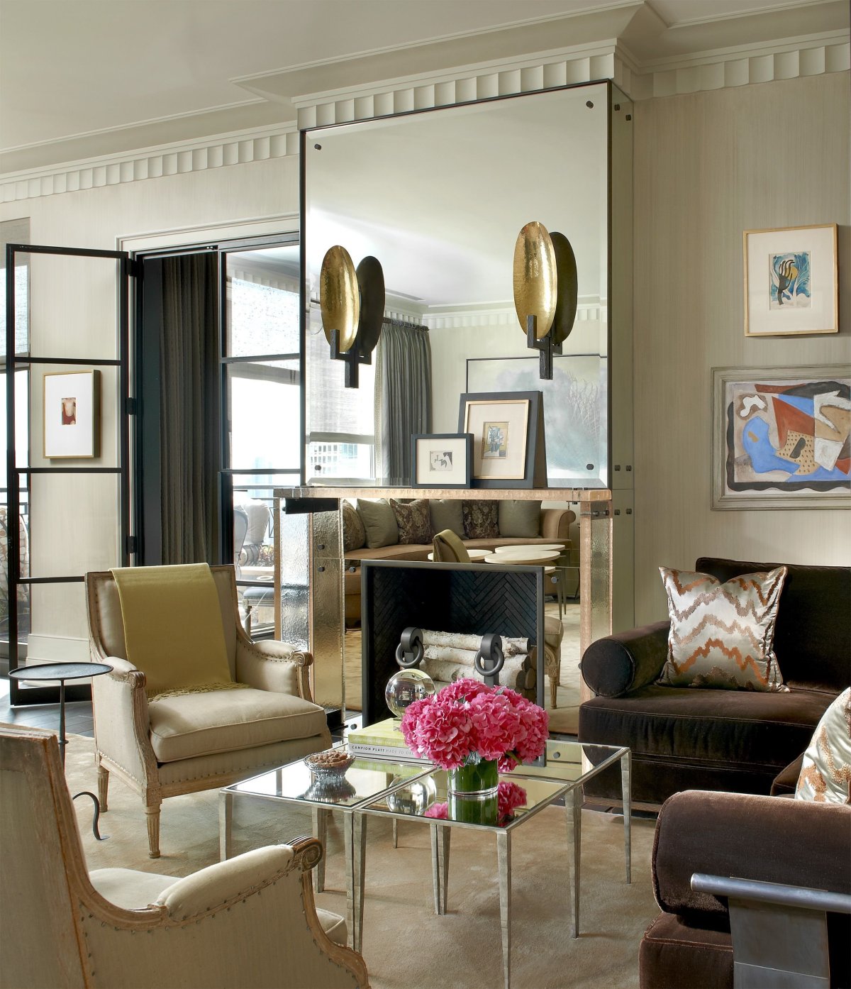 Большое зеркало в интерьере гостиной