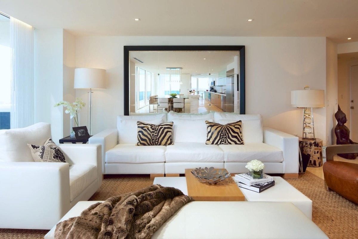 Зеркало над диваном в гостиной