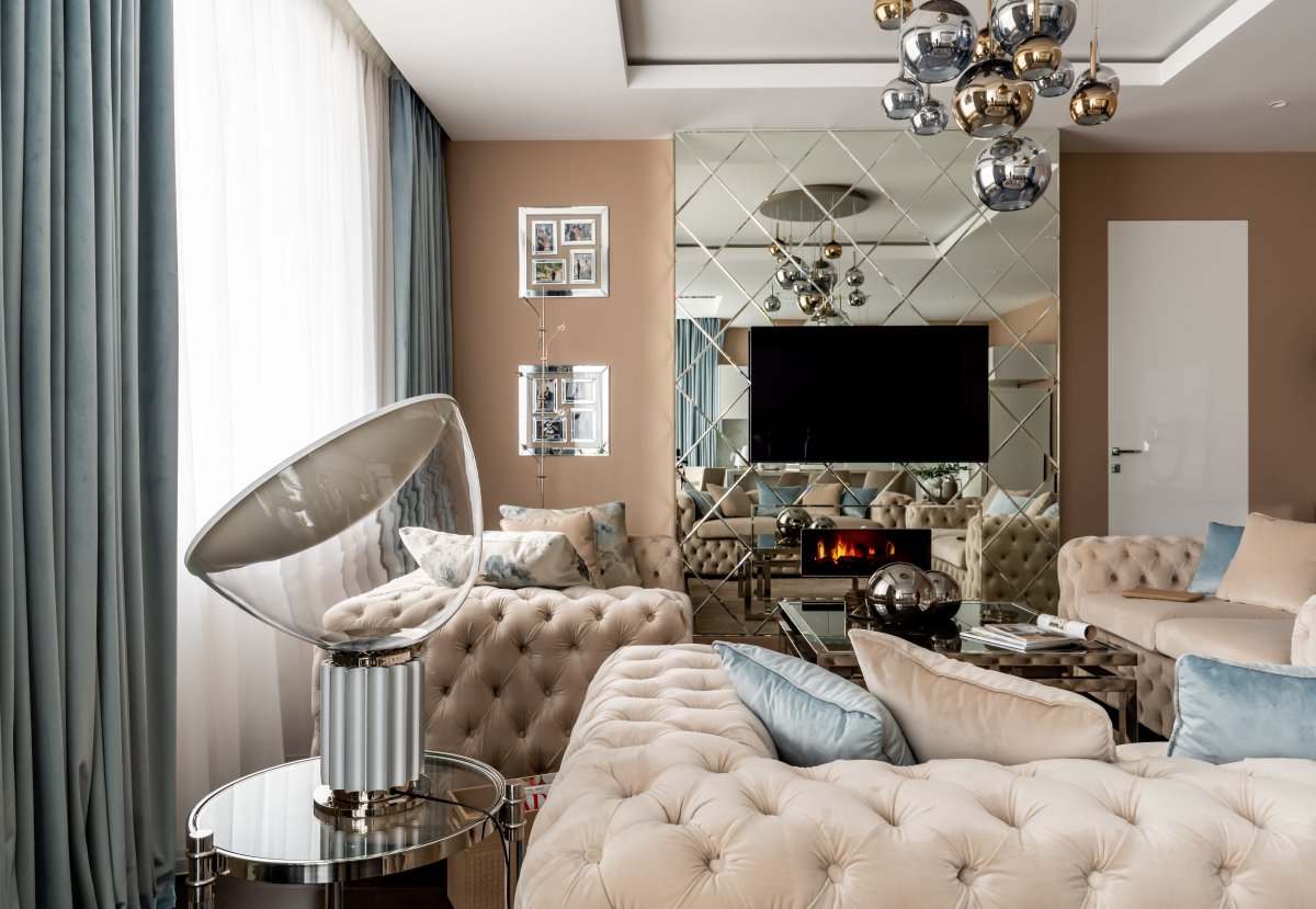 Зеркальная стена в гостиной