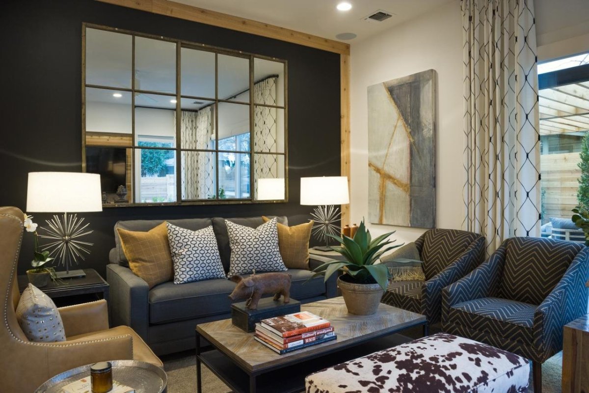 Полка за диваном в гостиной