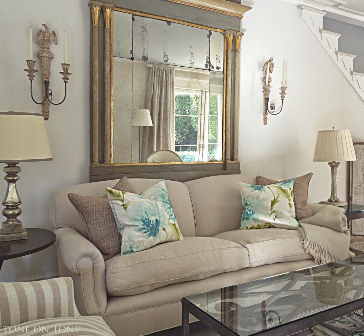 Зеркало в гостиную над диваном