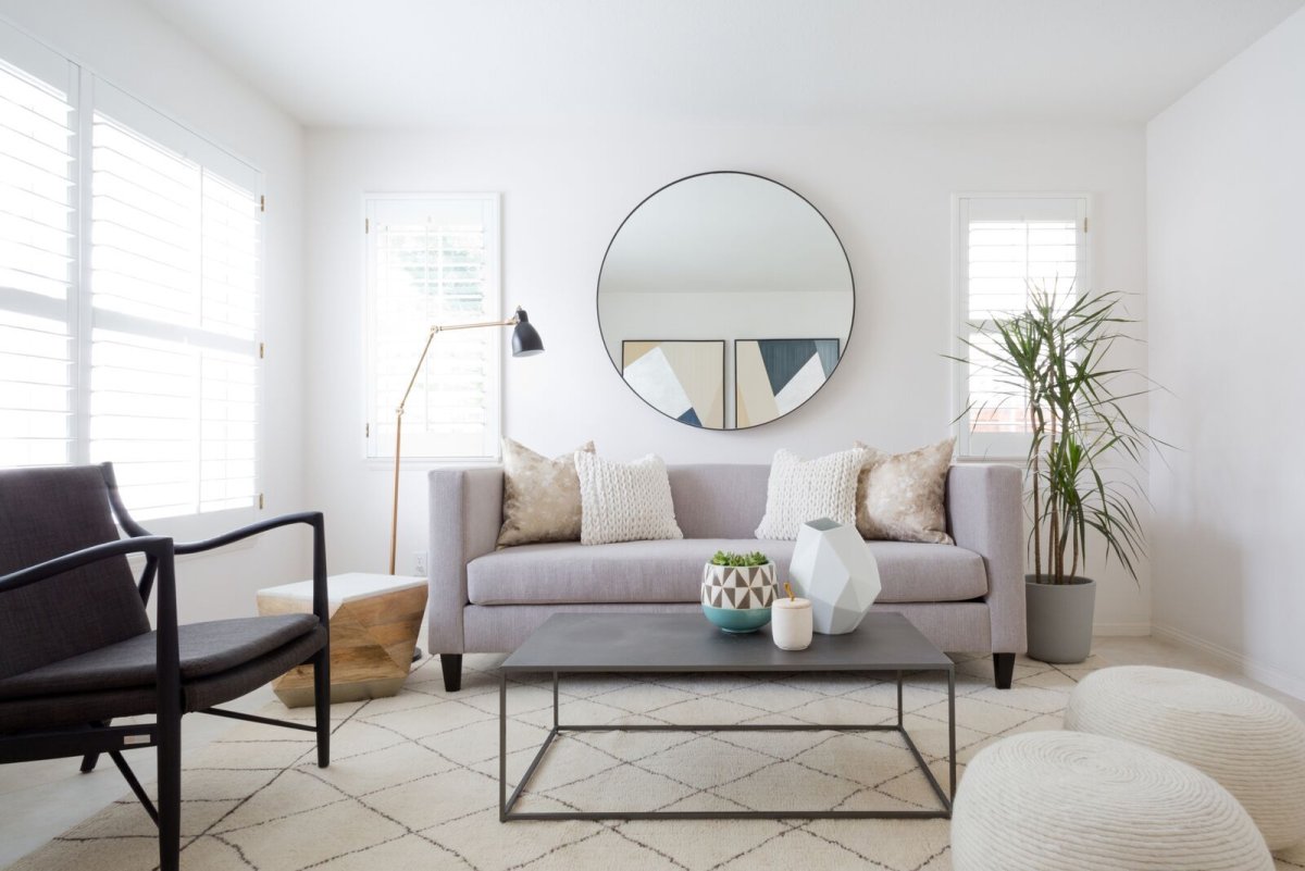 Зеркало в гостиную над диваном