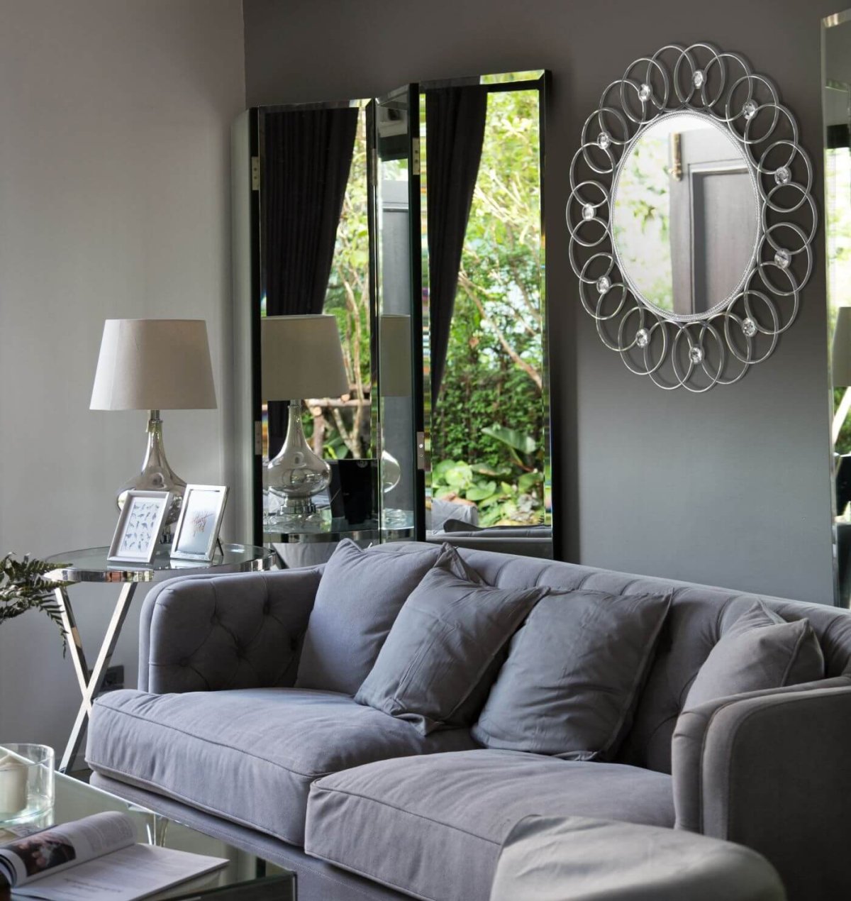 Зеркало над диваном в гостиной