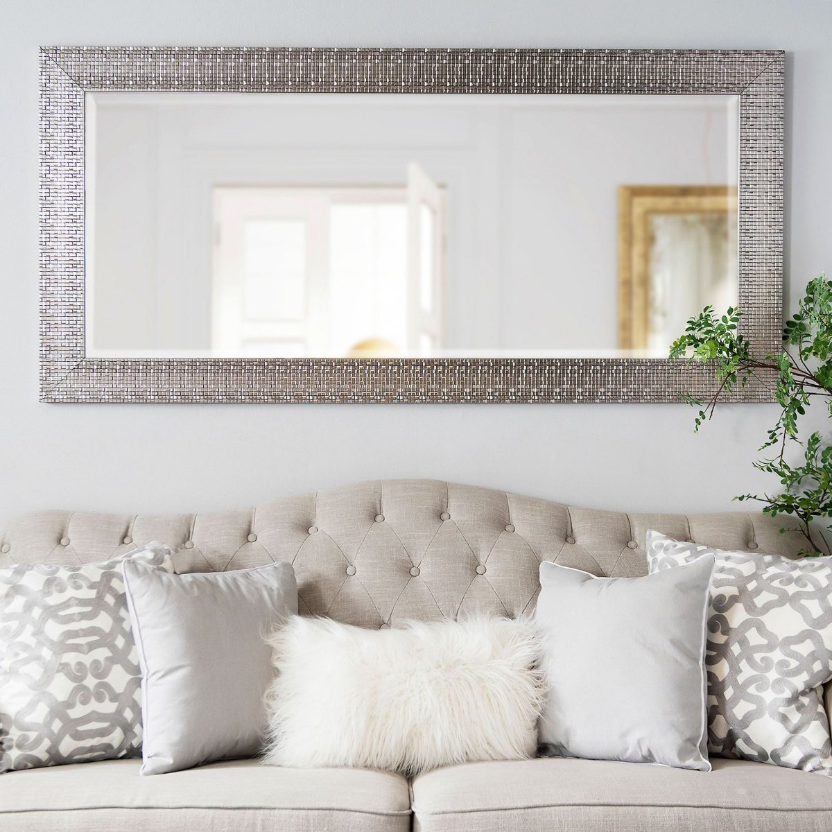 Зеркала в интерьере гостиной