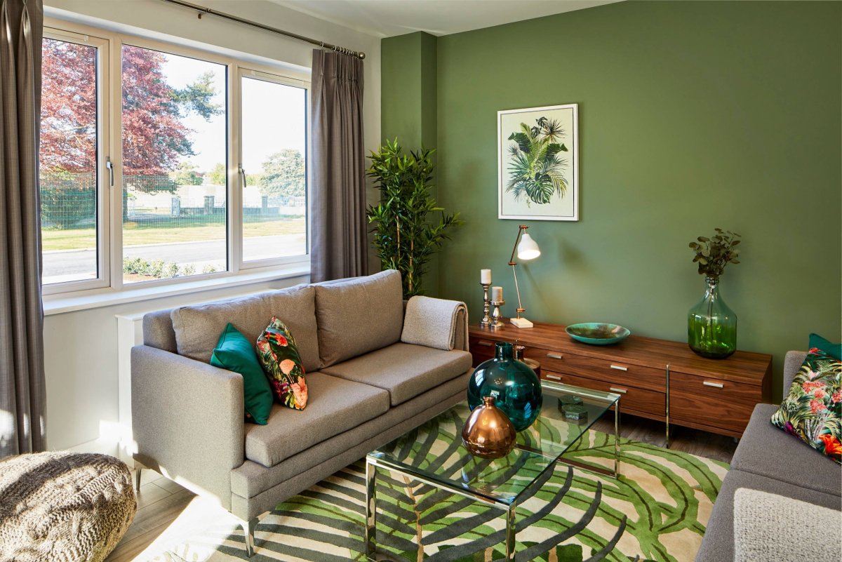 Серо зеленый диван в интерьере