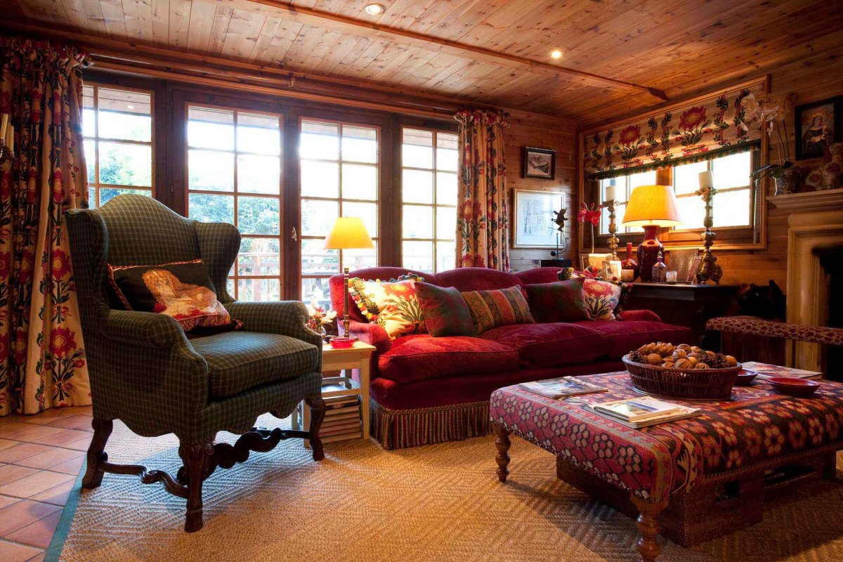 Уютная гостиная в деревянном доме