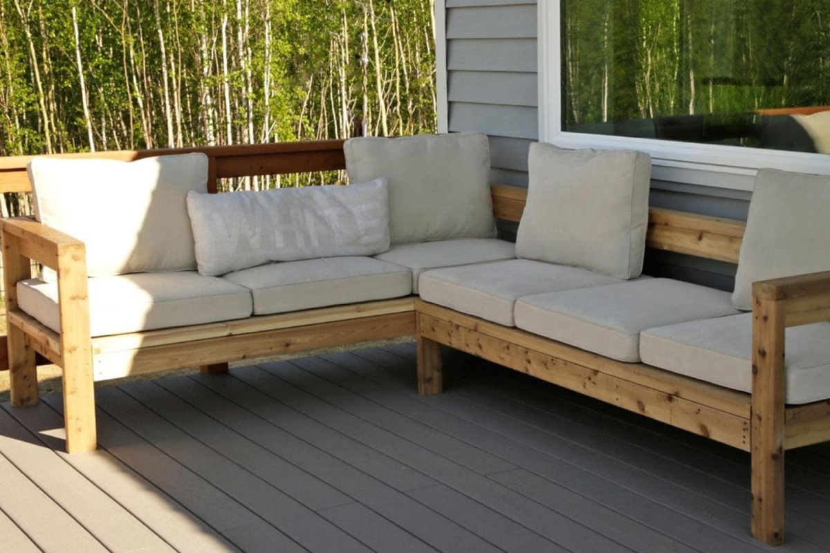 Подоконник диван в гостиной