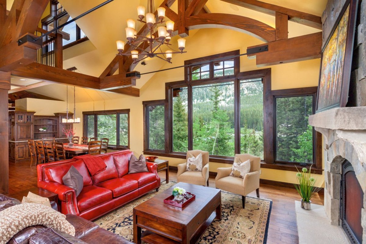 Скандинавский интерьер в деревянном доме