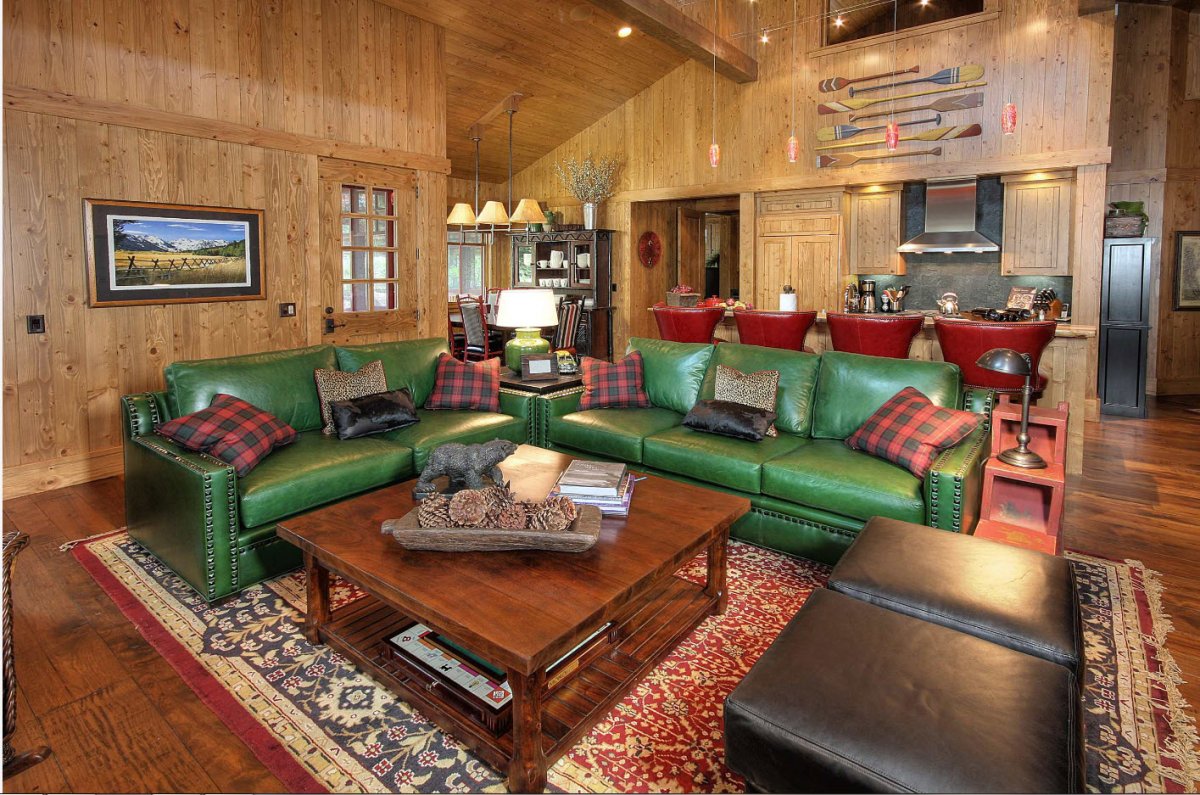 Угловой диван под окном