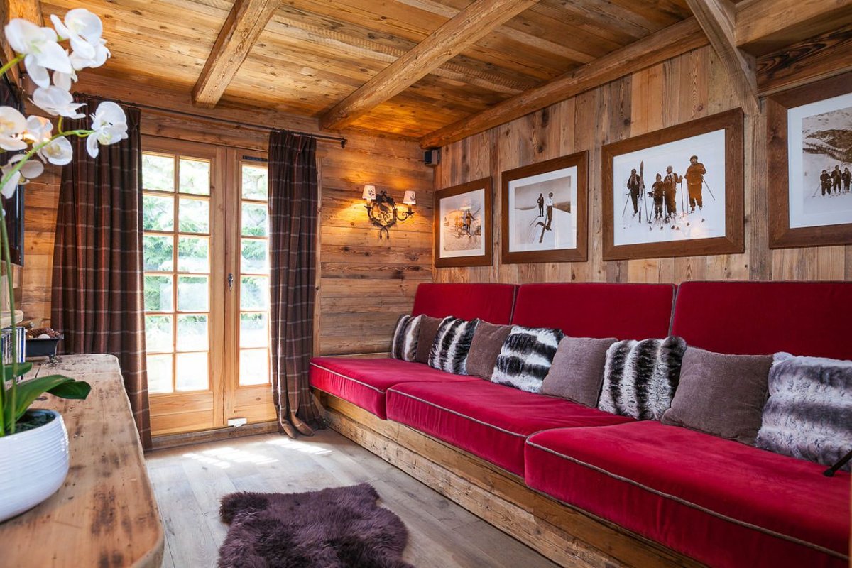 Диван в деревянном доме