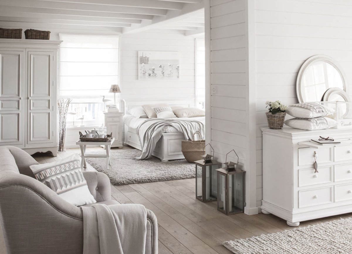 Бело серая спальня