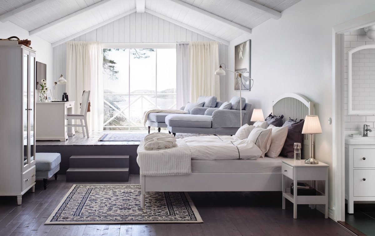 Светлая комната спальня