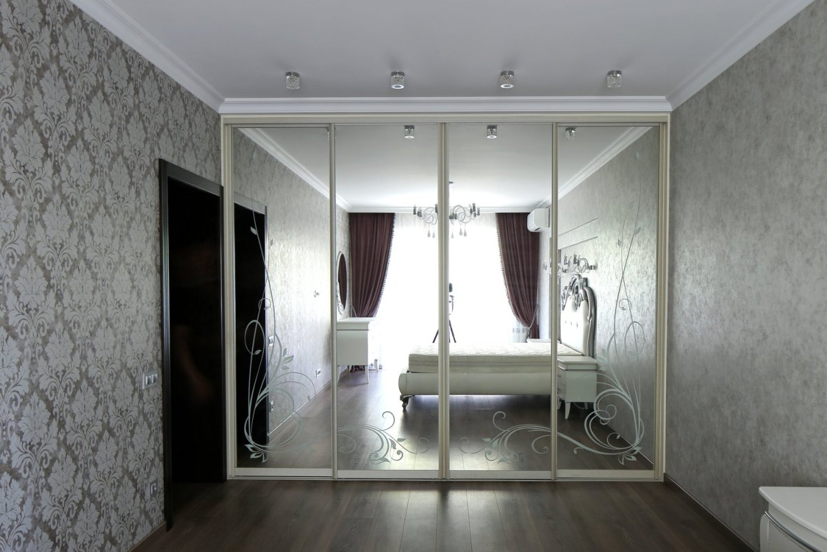 Шкаф купе 4 двери 1 зеркало