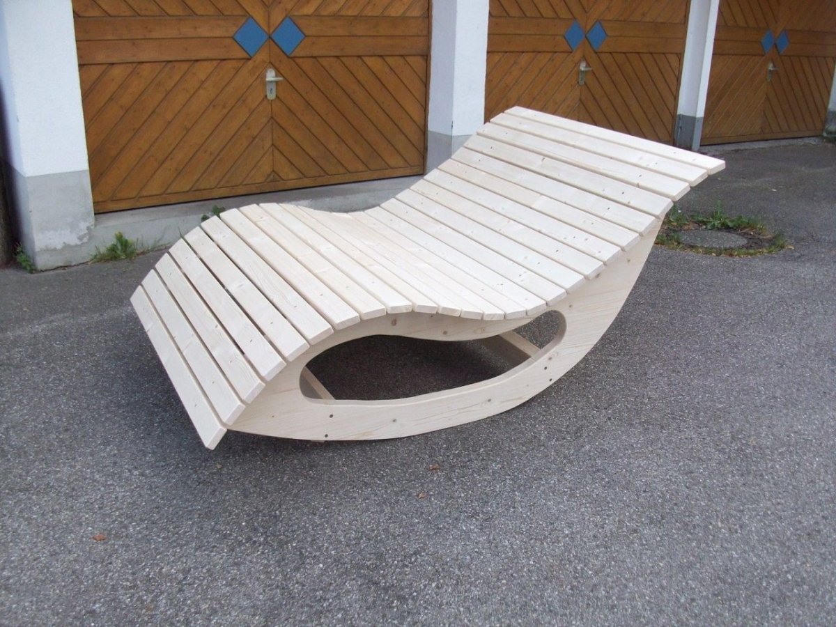 Лежак деревянный