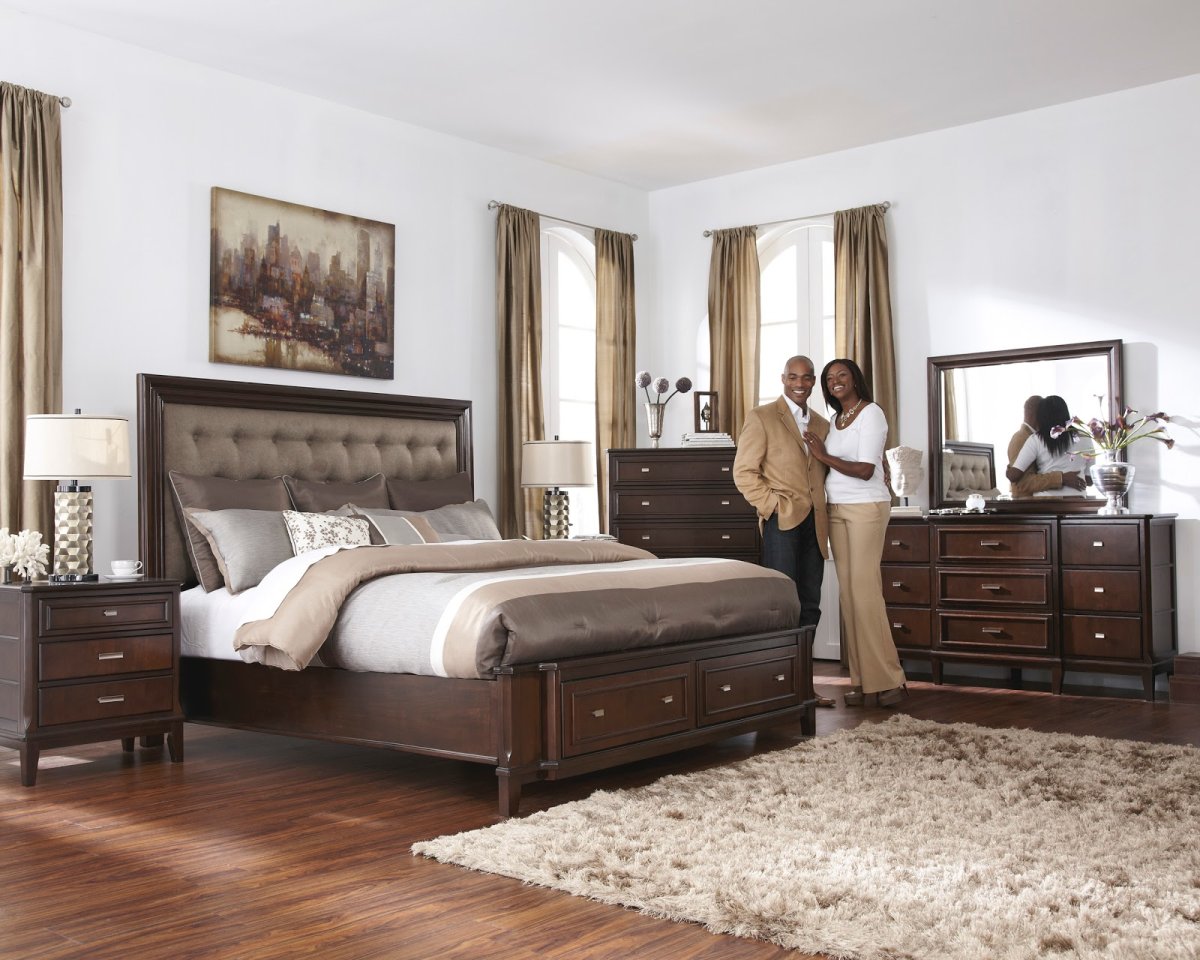 Коричневый спальный гарнитур в интерьере