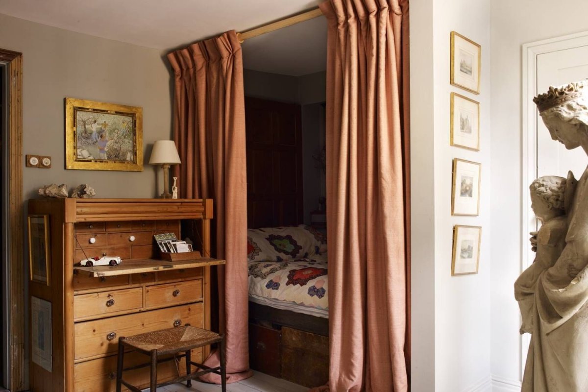 Кровать в нише за шторой