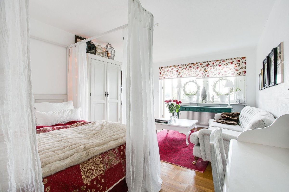 Занавески вокруг кровати