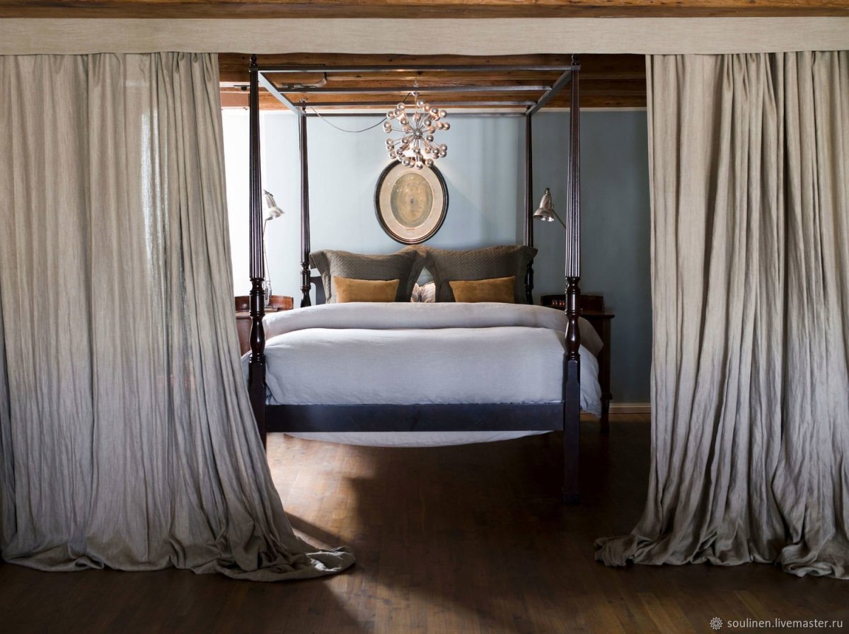 Кровать в нише со шторами