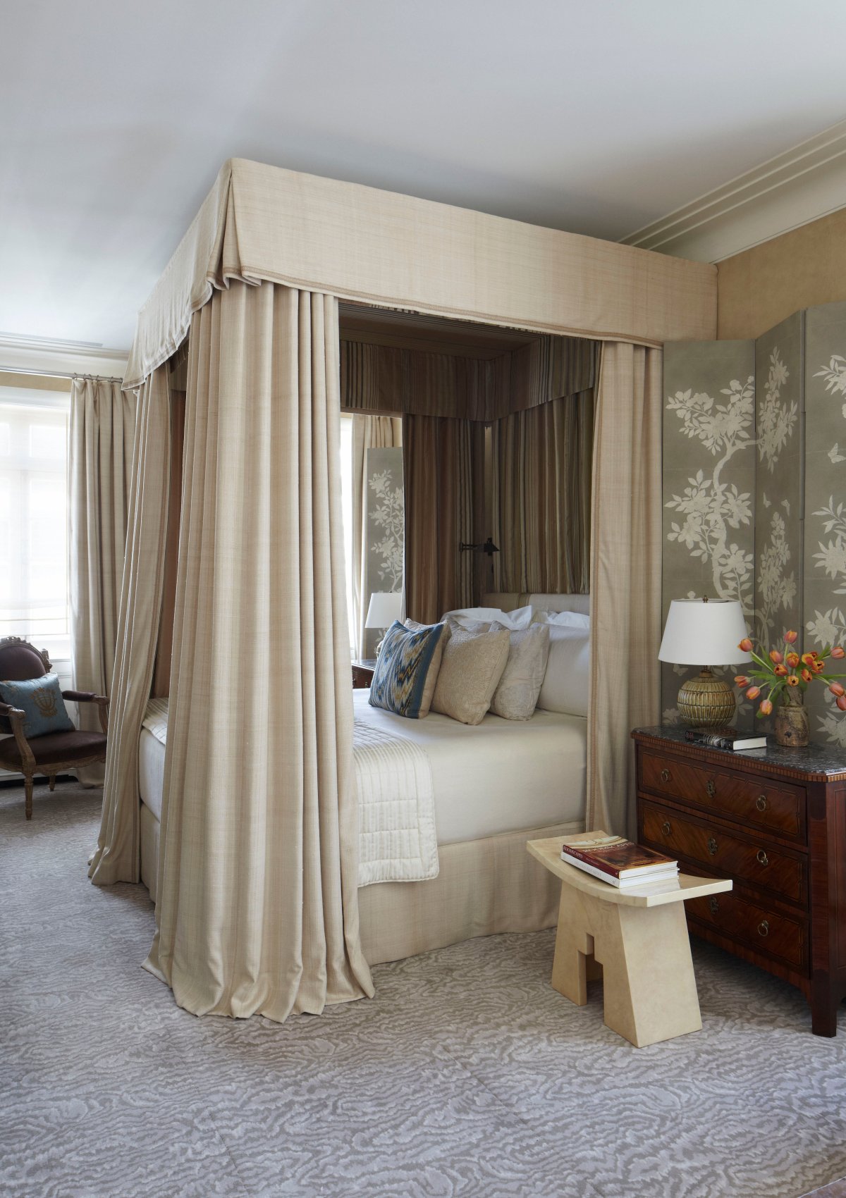 Кровать отделенная шторами